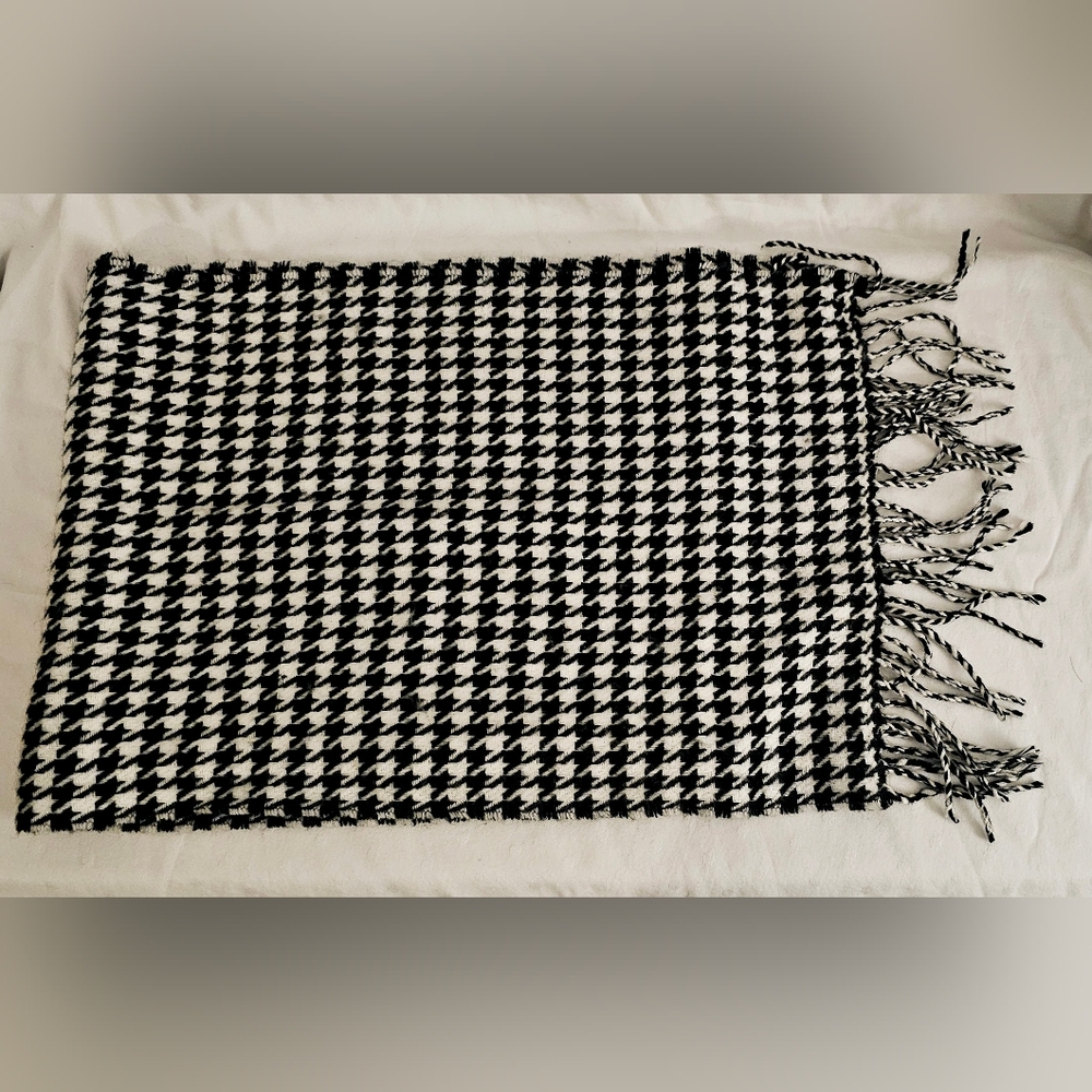 Chic Black and White Houndstooth Scarf